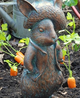 Beatrix Benjamin Bunny Garden Ornament – Aged Verde