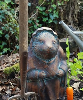 Beatrix Mrs Tiggy Winkle Garden Ornament – Aged Verde