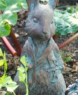 Beatrix Peter Rabbit Garden Ornament – Aged Verde