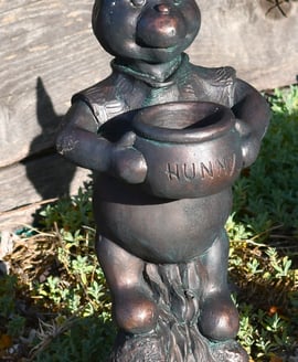 Winnie the Pooh Bear Garden Ornament – Aged Verde