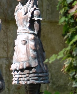 Wonderland Alice Garden Statue – Aged Verde