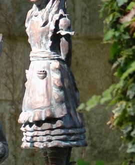 Wonderland Alice Garden Statue – Aged Verde