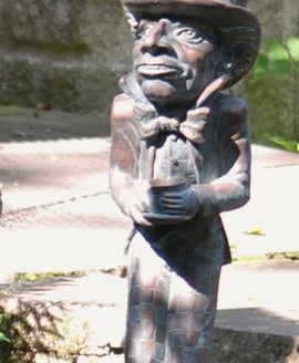 Wonderland Mad Hatter Garden Statue – Aged Verde