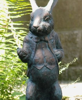 Wonderland White Rabbit Garden Ornament – Aged Verde