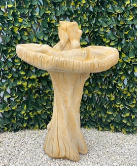 Nuthatch Birdbath in Sandstone