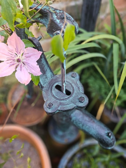 Hand Water Pump Cast Iron Garden Ornament