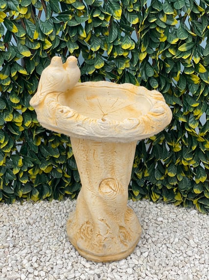 Dove Birdbath in Sand Stone