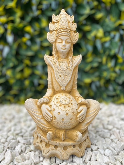 Sitting Princess Stone Garden Ornament in Sandstone - original product photo