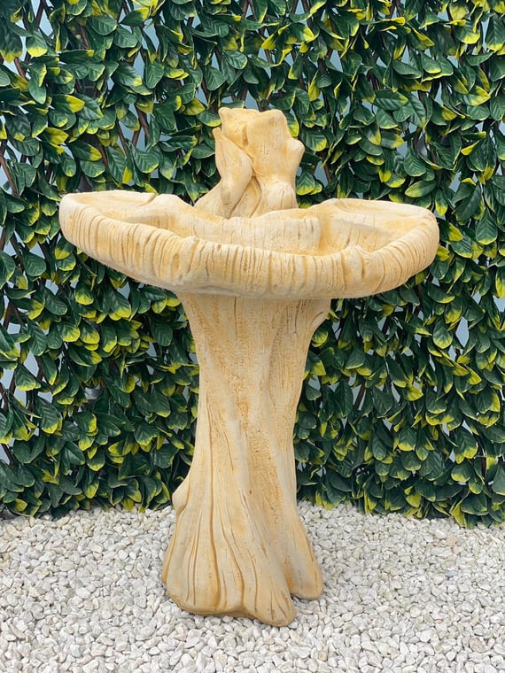 Nuthatch Birdbath in Sandstone