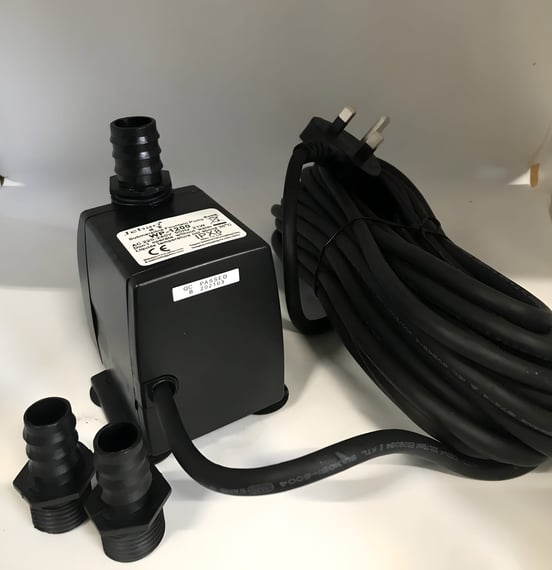 Mains powered garden water feature pump for a pondless reservoir sump