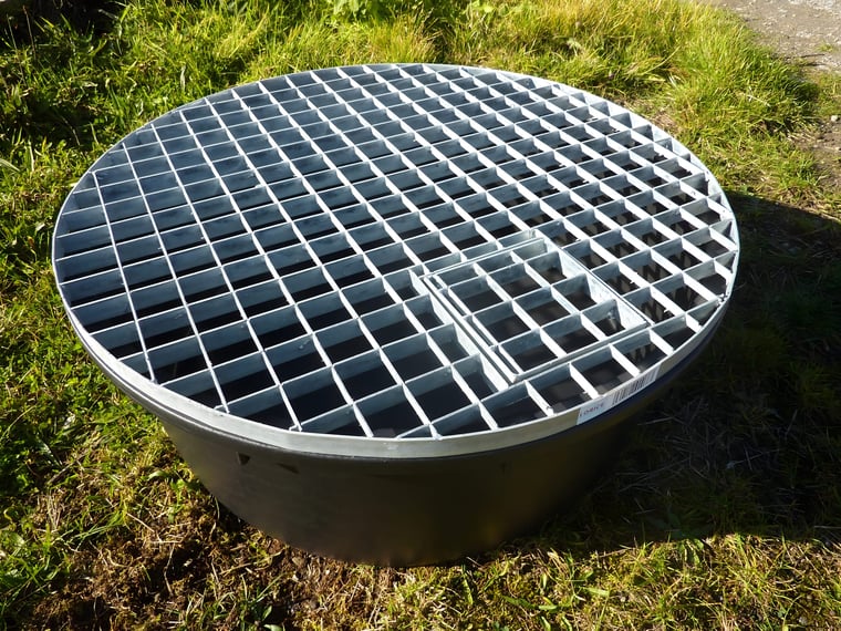 112cm plastic pondless water feature reservoir with galvanised steel grid before burial