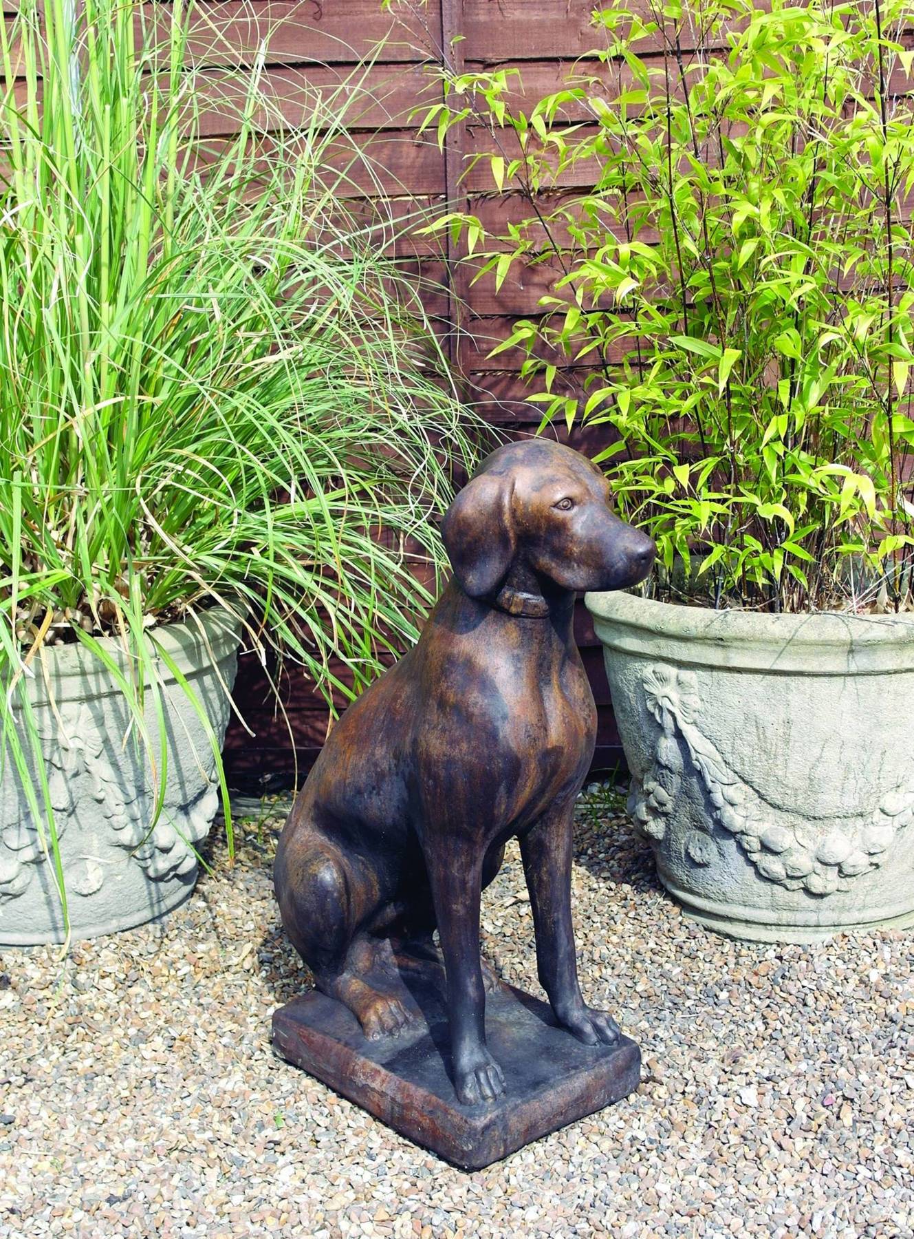 Pointer Statue in Umber
